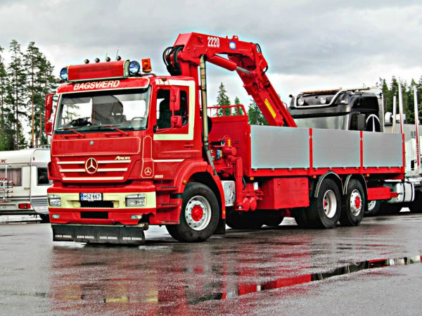 Mercedes-Benz Axor 2533
Hohtavan punainen Axor lienee maalauksesta ja aurinkolipan tekstistä päätellen Tanskalaista alkuperää. Suomen rekisterissä.
Avainsanat: Mercedes-Benz Axor