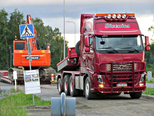 Volvo FH16 700
Nooteboom on katkaistu lastausta varten ja Doosan kipuaa kehtoon
Avainsanat: Volvo Doosan Nooteboom Sivenius