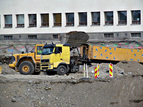 Volvot
Fin-Seula Oy:n Volvo L 180E kuormaa ja Volvo FH12 kuljettaa
Avainsanat: Volvo Ratina