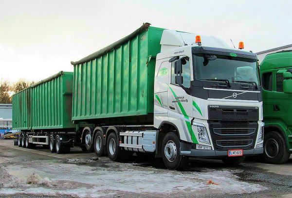 Volvo FH540
Kuljetus ja maansiirto Viita Oy

Uusi yhdistelmä 5-akselisella vaihtolavaperävaunulla
Avainsanat: Volvo Viita