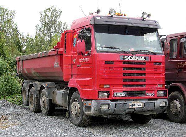 Scania 143H 450
Kolmossarjalainen Streamline asfalttilavalla
Avainsanat: Scania Streamline