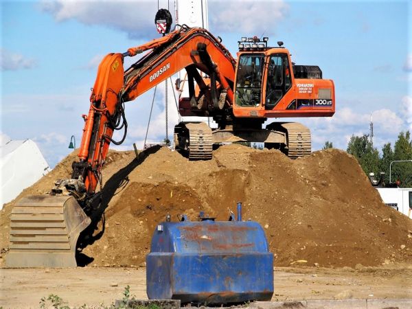 Doosan 300 LC-5
Kukkulan kuningas ja löpötankkinsa
Avainsanat: Doosan