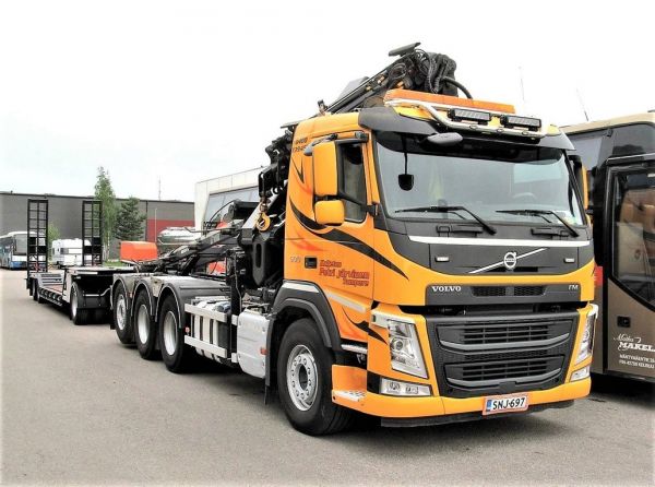 Volvo FM 500 8x4 Tridem
Kuljetus Petri Järvinen
      Tampere

Pakasta reväisty yhdistelmä HIAB XS 288 Hipro nosturilla, Multiliftin vaihtolava systeemillä vaijerilaittein sekä uudella täysperävaunulla koneenkuljetuksiin
Avainsanat: Volvo Multilift Hiab