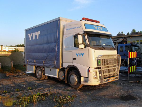 YIT turva-auto
Törmäysvaimentimella varustettu auto parkkeerataan tietyömaan eteen niin, etteivät ohi ajavat autot törmää tiellä liikkuviin työntekijöihin. Turva-auton takaosassa on alumiininen törmäysvaimennin, joka vaimentaa törmäysvoimaa jousitetusti niin, että aluksi se antaa törmäysenergialle pehmeämmän vastuksen ja lopuksi kovemman.Turva-auto painaa yhdeksäntuhatta kiloa. Painonsa ansiosta se pystyy vastaanottamaan sadan kilometrin tuntivauhtia lähestyvän henkilö- tai pakettiauton.

Turva-autoa käytetään esimerkiksi poikkeuksesta kertovana ennakkovaroituksena, onnettomuustilanteissa, liikenteenohjausta vaativissa tilanteissa, hinaustilanteissa, kaiteiden korjauksen ja valaisintöiden suojaamisessa ja niitto- ja vesakonraivaustöiden yhteydessä.
Avainsanat: Volvo YIT turva-auto