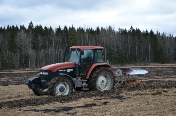 m100 ja kvernet
m100 (140hp) ja kvernet keväällä, taustalla poltettu pelto.
Avainsanat: m100 new holland newholland kverneland kevät