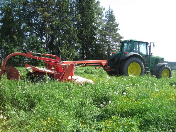 Niittoa 2013
Niitot alotettiin torstaina 6.6.
Traktorina JD 6920s AP ja Taarup 4032 mattoperällä
Avainsanat: john deere niitto taarup mattoperä