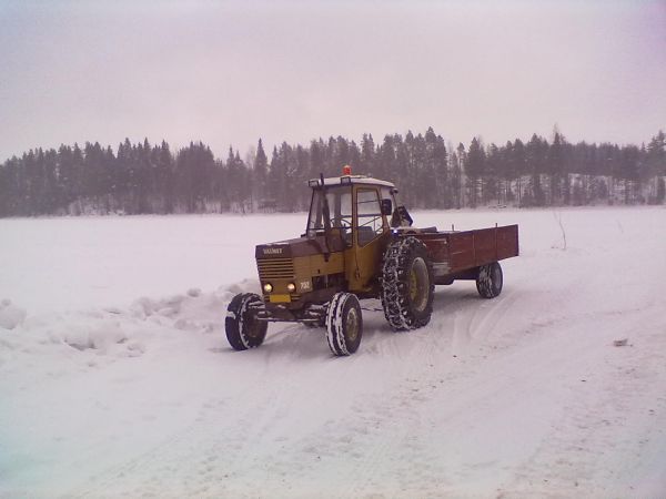 Valmetti
Valmetti kiven ajussa 
Avainsanat: valmet 702 velsa