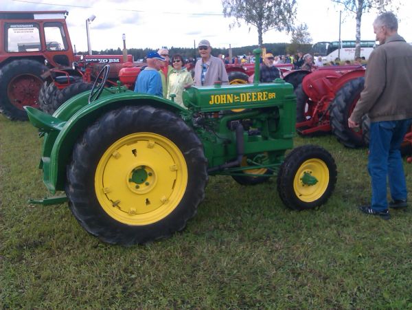 John Deere BR
Jokelan vanhan ajan päiviltä, pääsin ajamaan traktori paraatin ajan tuolla.
Avainsanat: john deere