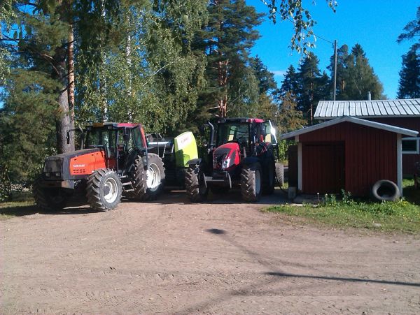 Paalikeilalle lähdössä
8350, claas 455, N143, krone 1800
Avainsanat: 8350 claas 455 N143 krone 1800