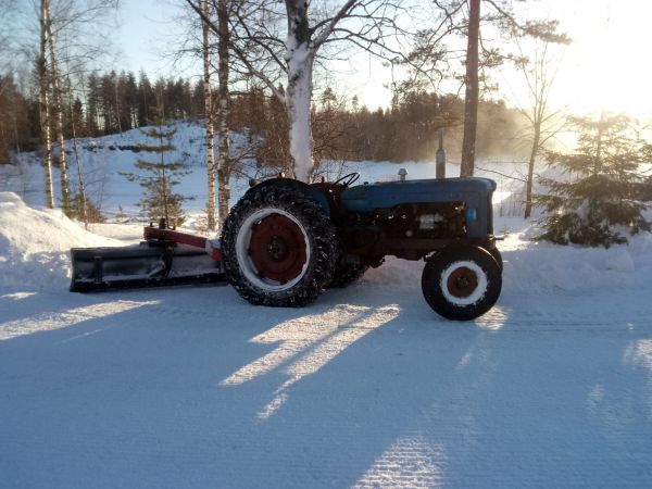 Fordson Majorilla ja 2,5m kipalla lykkimistä.
Tuli ostettua marraskuun lopussa tuommonen majori, ketjuilla ja takauhalla kun läheltä sattu kohdalle, sähköt piti tehdä uusiksi kaikki, ei ollu muutakun starttinapille virta ja siintä startille, laturi pitäisi enää kytkeä.
Avainsanat: fordson major kipa