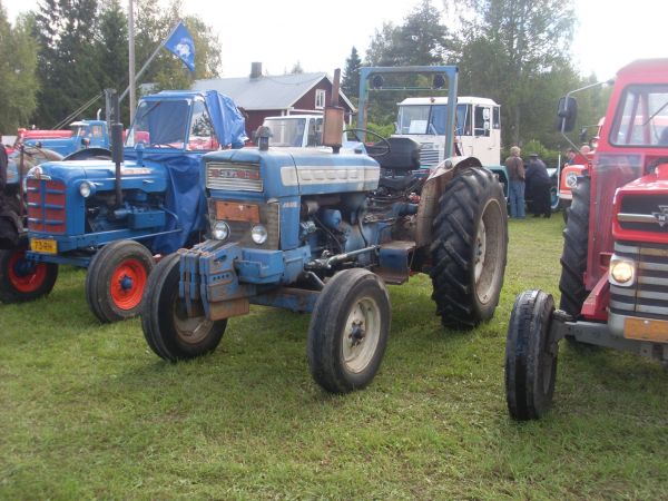 Ford 5000
2014 Jokelan vanhan ajan päiviltä
Avainsanat: ford 5000