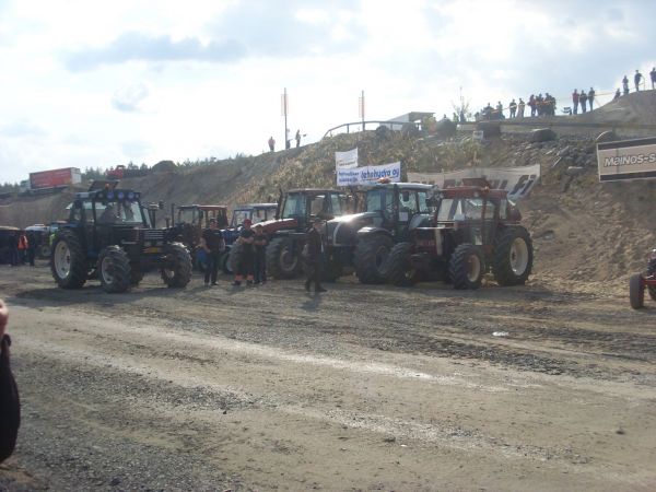 Karjala pullingista 2014
110-90, 905, 5000, M 135, T 190, 90-90
Avainsanat: 110-90 905 5000 M135 T190 90-90 fiat valtra