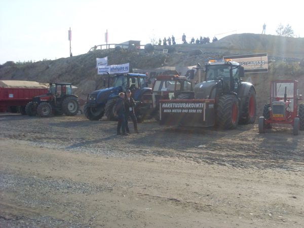 Karjala pullingista 2014
665, T182, 90-90, 936, 361
Avainsanat: 665 T182 90-90 936 361 fendt valmet