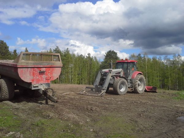 Pääs vihdoinki pellolle ja yllättävän paljon kiviä tuli kerättyä, ku oli kivitalikko lainassa ja lanaili pahimpia paikkoja
Avainsanat: case puma 165 vama