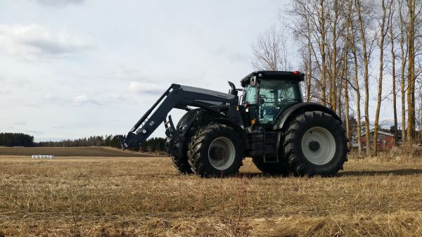 S274 
ässä tuli taloon
Avainsanat: Valtra S ässä 274 quicke 88