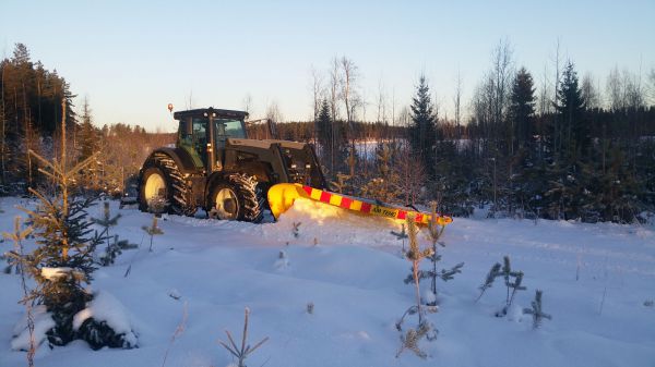 pikkuteitä auki 
Avainsanat: valtra ässä