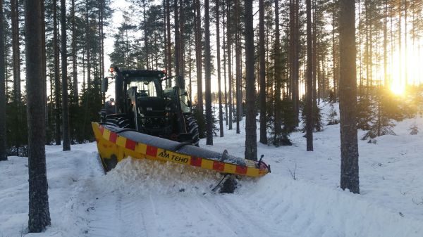 aurausta
Avainsanat: valtra ässä S aurausta