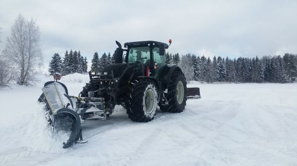 ässäläinen ja starkki
Avainsanat: valtra ässä s stark