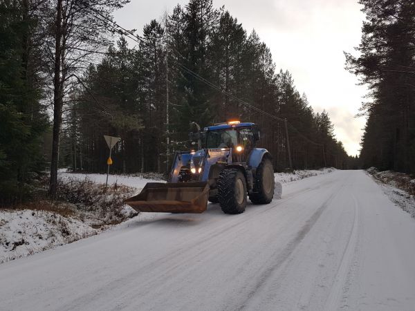 Talven esinmäisellä aurauslenkillä
Avainsanat: nyyssy trima vm