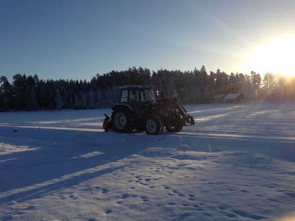 Linkoilua
Ford 6810 + Esko 100 Aamuauringossa
Avainsanat: Ford Esko talvi linko lumi