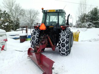 rupes verkuu janottaan aurauslenkin jälkeen kun on kovin rehkinyt
pitäähän ne vehkeet ruokkia aika ajoin
Avainsanat: perälevu vama tankkaus verku ferku masseyferguson massikka alueaura ketjut