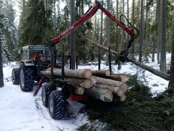 puun ajoa fergulla ja patu mettäkärryillä
kaveri ajoi puuta metsästä pois
Avainsanat: puunajo fergu patu metsä metsäkärry koura nosturi kärry masseyferguson