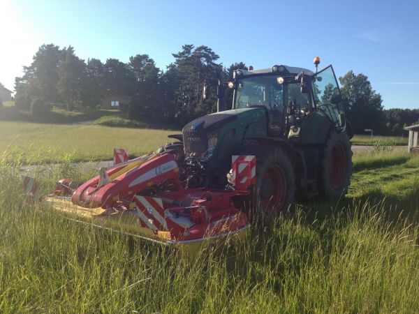 Niittoa 2013
Fendt 936 pöttinger 351 novacat extra dry etu niittomurskain
Avainsanat: Fendt 936 pöttinger niittokone