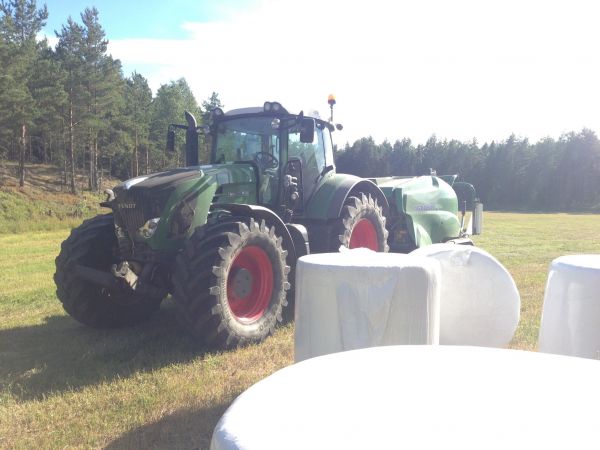 Ventti ja agronicci
Aurinko paistaa,23astetta lämmintä kone pelaa mainiosti. Loistava keli tehdä heinätöitä.
Avainsanat: Fendt Agronic