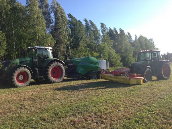 Isoveli ja pikkuveli heinätöissä 
936 ja Agronic,716 ja pöttinger
Avainsanat: Fendt Agronic pöttinger