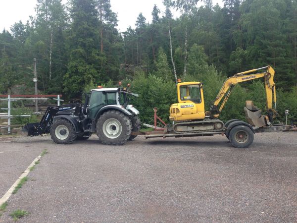 Valtra t202,ex sisu lavetti sekä komatsu pc45
Telakan rannassa tuli työt tehtyä niin kuvan jälkeen lähdin iltakyntöihin
Avainsanat: Valtra komatsu lavetti