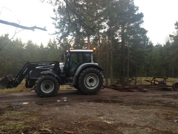 Ensimmäisiä tien lanauksia. 
Valtra t202 versu ja tielana mallia joku ikivanha omavalmiste hökötys. Mutta toimii moitteettomasti :)
Avainsanat: Valtra tielana t202 lanaus