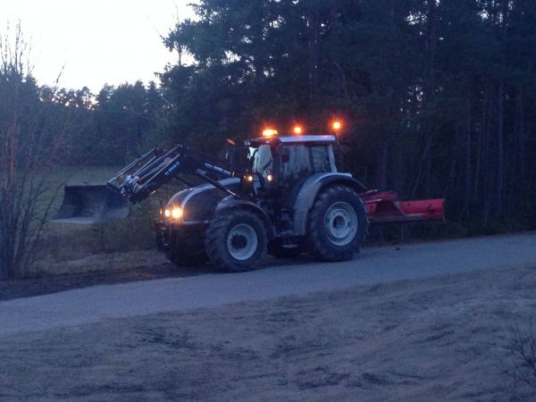 Valtra T 202 versu
Tien korjausta 
Avainsanat: Valtra