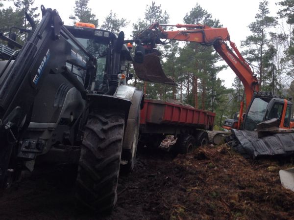 Louheen ajoa 
T202 versu ja ryssäkärrit sekä Hitachi zaxis 110
Avainsanat: Valtra Hitachi louheenajo