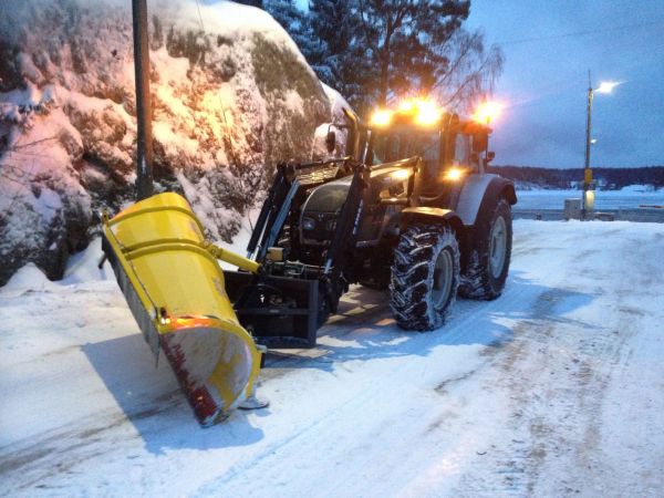 Aurausta
Valtra t202 versu ja vama
Avainsanat: Valtra vama auraus