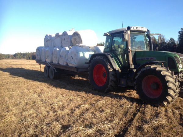 Fendtillä paalien hakua
Fendt 716 vario ja paalikärry
Avainsanat: Fendt paalikärry