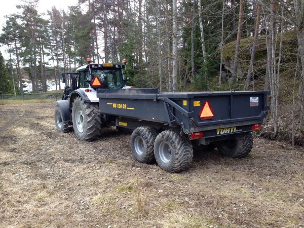 Valtra ja tuhdit
Kuva sorakuorman kippauksen jälkeen 
Avainsanat: Valtra tuhti maansiirtokärry