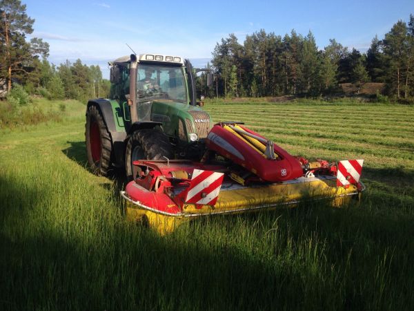 Heinäralli -14
Fendt 716 ja pöttinger
Avainsanat: Fendt pöttinger heinänniitto