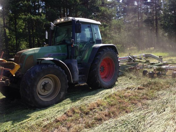 Heinäralli -14
Karhorusta. Fendt 716 vario ja claas liner 760 l
Avainsanat: Fendt claas