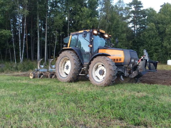 Valtra 6800 ja 3siipiset överumit
Heinämaan kyntöä
Avainsanat: Kyntö Valtra överum