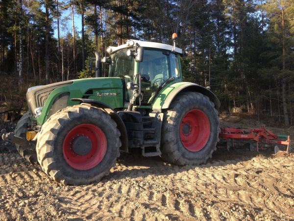 Ensimmäiset sänki muokkaukset. Piti nyt keväällä kultivoida koska syksyllä oli niin märkää
Fendt 936 ja ovlac kultivaattori
Avainsanat: Fendt ovlac kultivaattori 936