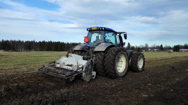 Valtra N154eA
Valtralla jyrsintää
Avainsanat: Valtra N4 FAE