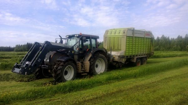 Valtra N141 & Claas Quantum
Ahneella on paskanen loppu
Avainsanat: valtra n141 claas quantum noukinvaunu kiinni jäi