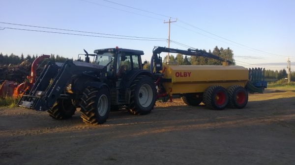 Valtra N141 & Olby
Avainsanat: valtra n141 olby liete kärry