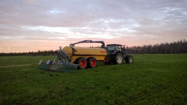 Valtra N141 & Olby
"multausta"
Avainsanat: valtra n141 olby liete kärry