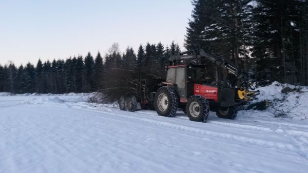 Risun teossa Valmetilla.
Valmet 655, kornos 5000 ja kesla.
https://www.youtube.com/watch?v=Zqz2GKU3kjE
Avainsanat: valmet