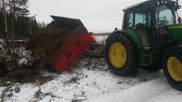 hups.
Lokakuussa katkes maa kärrista runko. Ei vissiin kestänyt  kuvan mukasia kuormia... :)
Avainsanat: jd6230