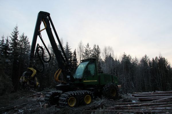 Deere.
1070D.
Tulevan 110 kV:n voimalinjan avausta.
