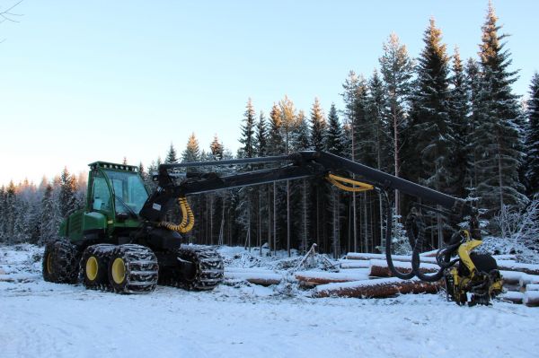 Deereläine pakkasaamun
John deere 1070D.
Tulevan 110 kV:n voimalinjan avausta.
