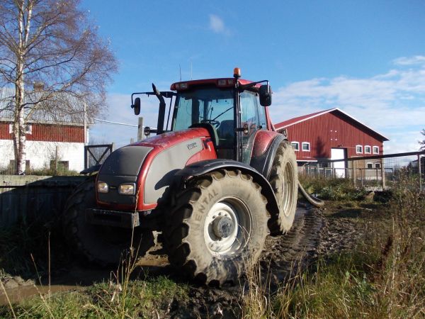 Valtra T170 Classic vm 2004
+takana LIVAKKA 10m3,letkulevittimellä syksy 2012....
Avainsanat: t 170 vallu