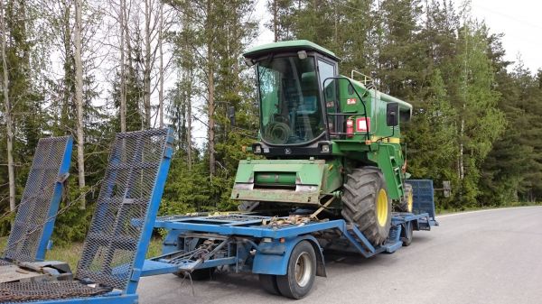 John deere 1155
Vanha puimuri lähdössä uudelle omistajalle 
Avainsanat: John deere 1155